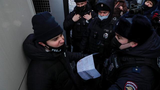 Momento en el que la policía rusa detiene a un activista de la ONG de derechos humanos Memorial a las puertas del Tribunal Supremo el 28 de diciembre.
