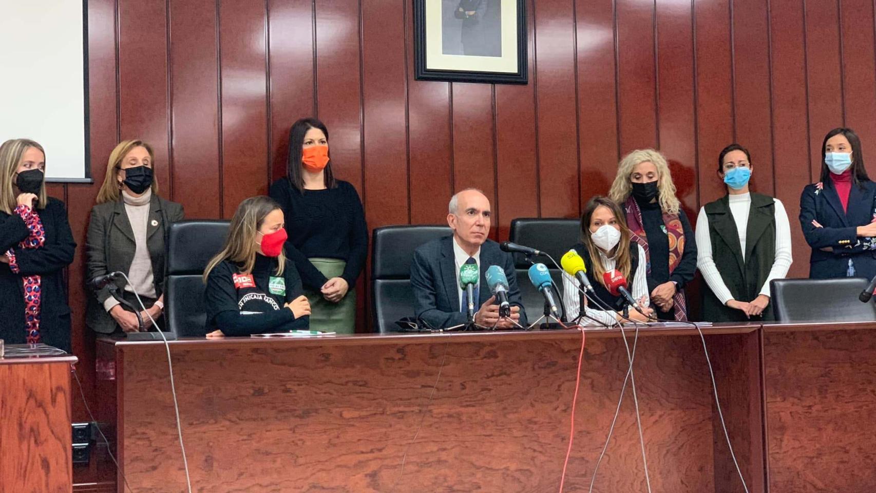 Pedro Moreno Brenes y Noelia Losada, junto con miembros de partidos y sindicatos.