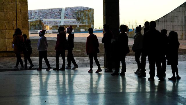 Un grupo de niños recibe la vacuna en Santiago de Compostela.