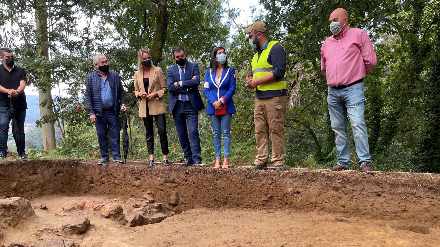 Visita a la prospección arqueológica del Castro de Pereiras por parte del conselleiro de Cultura el pasado mes de septiembre.