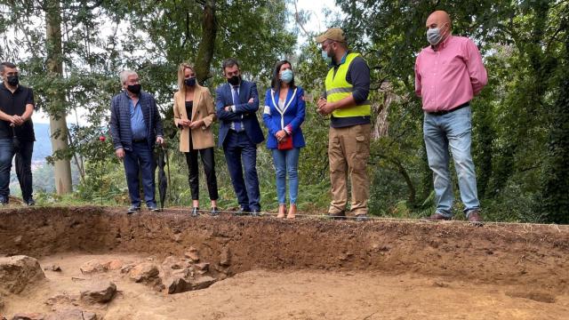 Visita a la prospección arqueológica del Castro de Pereiras por parte del conselleiro de Cultura el pasado mes de septiembre.