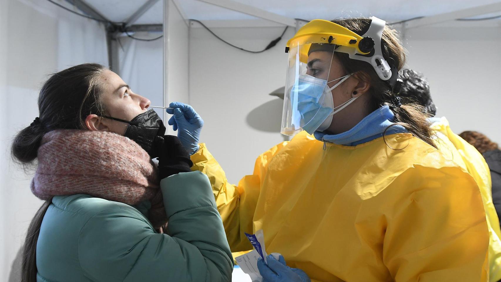 Una sanitaria toma una muestra en un cribado masivo en León.