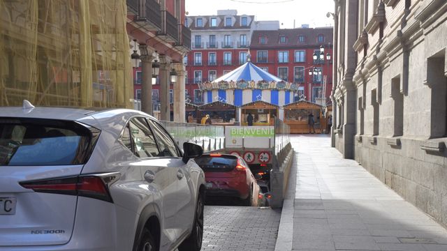 El aparcamiento de la Plaza Mayor ya luce los vinilos de la gestión de Auvasa