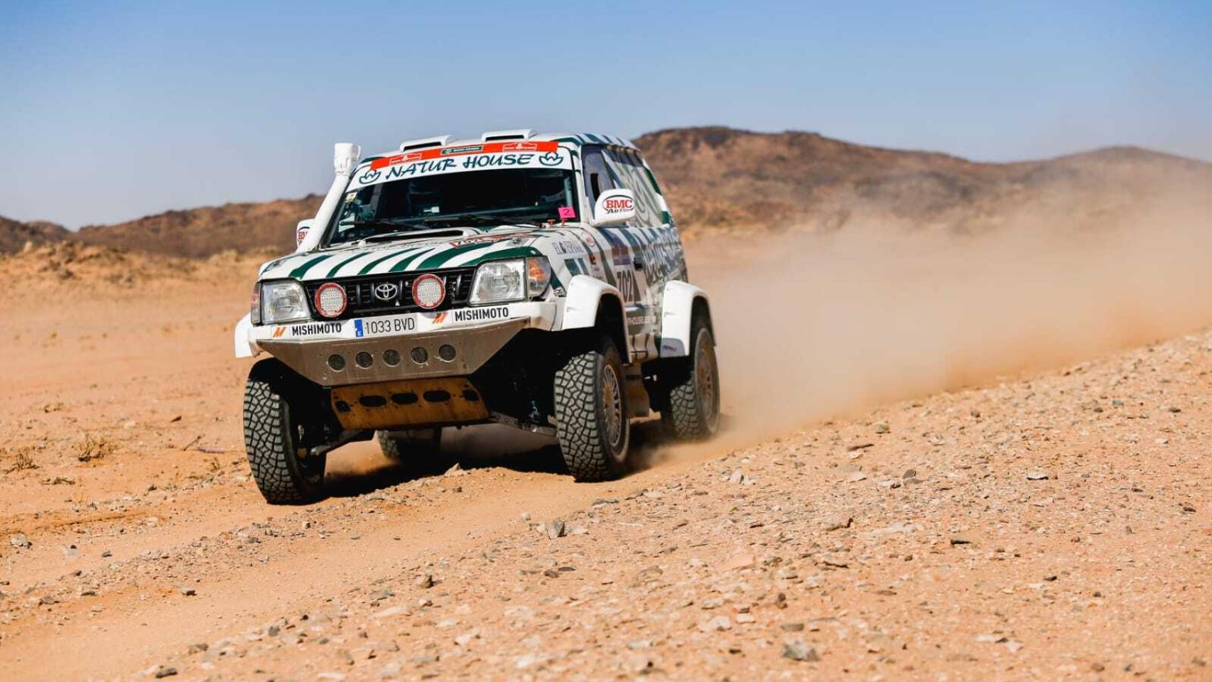 El Toyota Land Cruiser del Naturhouse Raid Team - El Español conducido por Kilian Revuelta durante la tercera etapa del Rally Dakar 2022.