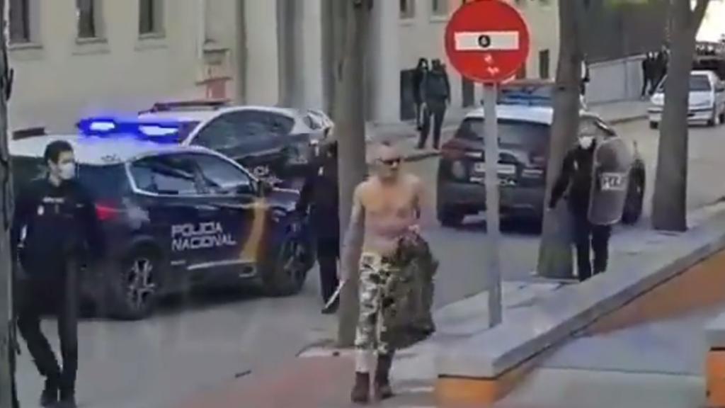 Captura de imagen del hombre detenido con el hacha en la mano.
