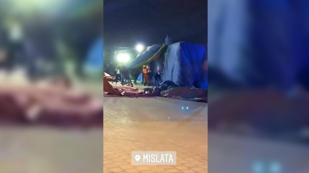 Los servicios de emergencia en el lugar en el que ha salido volando el castillo hinchable.