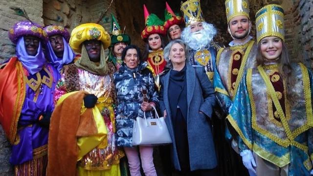 Sara Luque (a la izquierda de Baltasar), en la cabalgata de 2019.