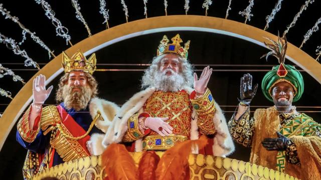 Los Reyes Magos, durante la cabalgata de 2021 en Madrid.