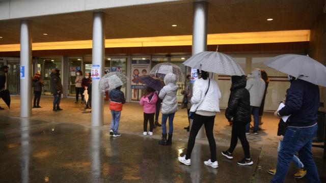 Varios niños acompañados de sus padres, a su llegada al recinto ferial Expourense para ser vacunados contra el coronavirus.