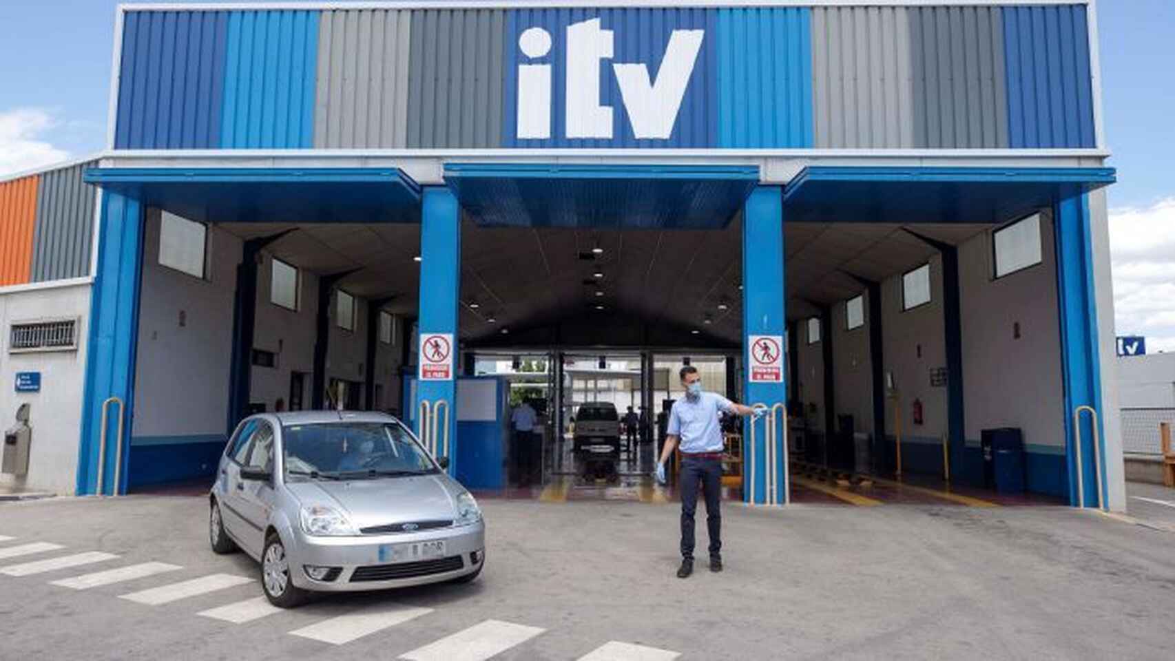 Un coche saliendo de una estación de la ITV.