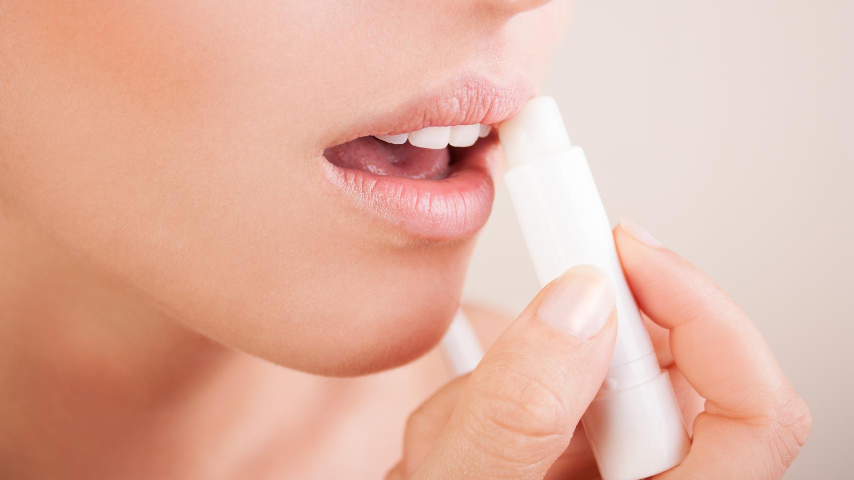 Una mujer utilizando protector labial.