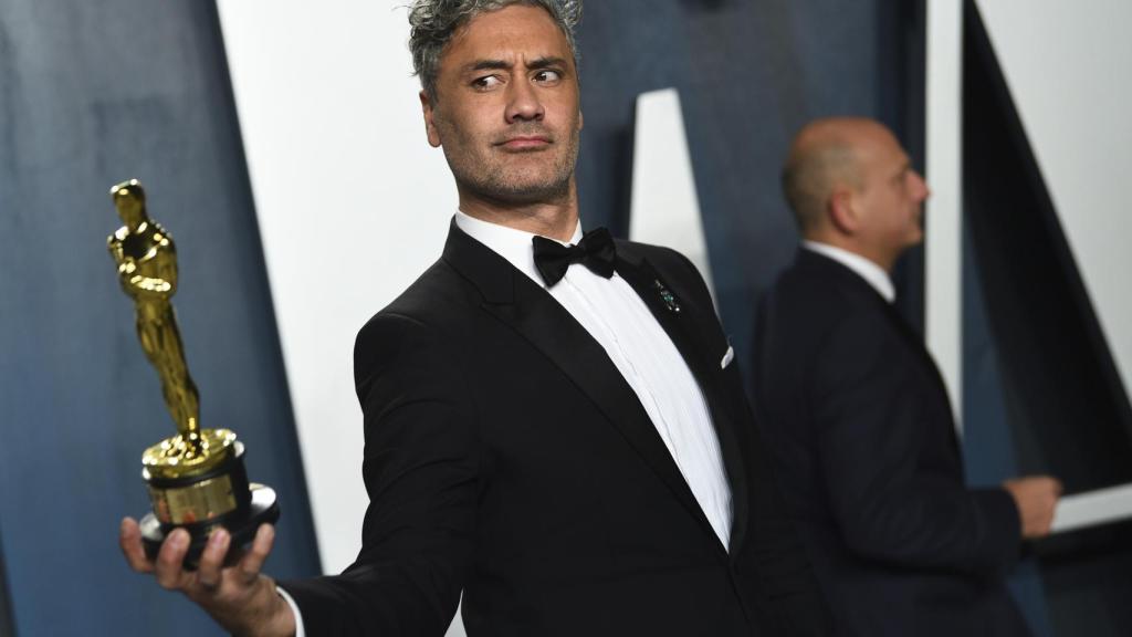 Taika Waititi y su Oscar por 'Jojo Rabbit'.