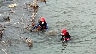 Bomberos de la Diputación durante el rescate del cadáver