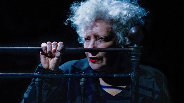 Magüi Mira junto a la cama de Molly Bloom