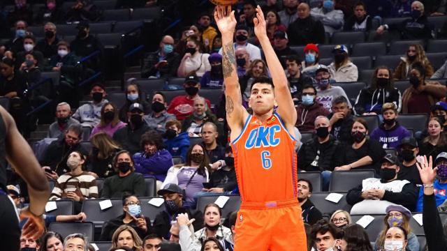 Gabriel Deck durante un partido de Oklahoma City Thunder
