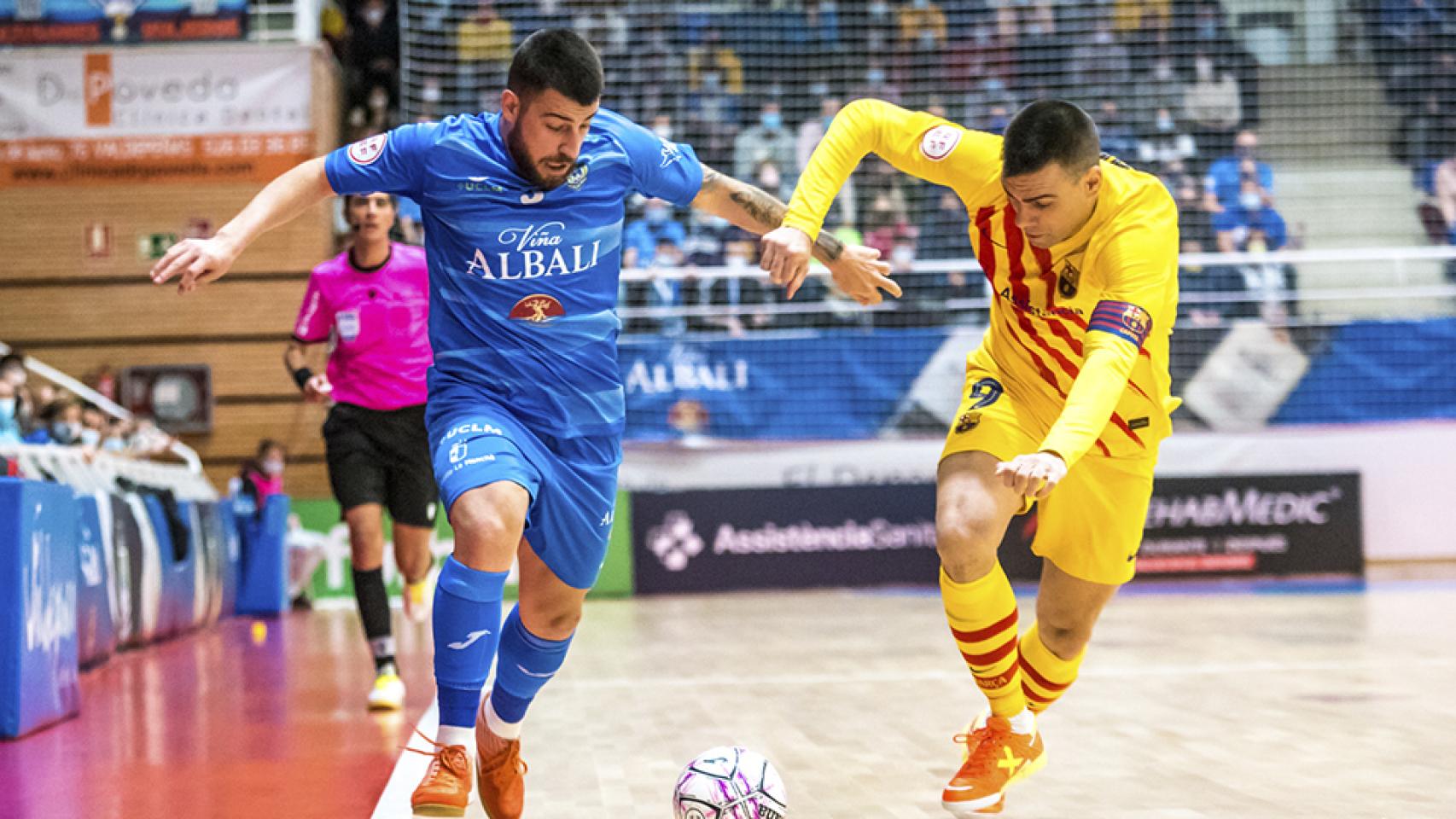Catela, jugador de Viña Albali Valdepeñas, ante Sergio Lozano, del Barça. Foto: ACP-FSV