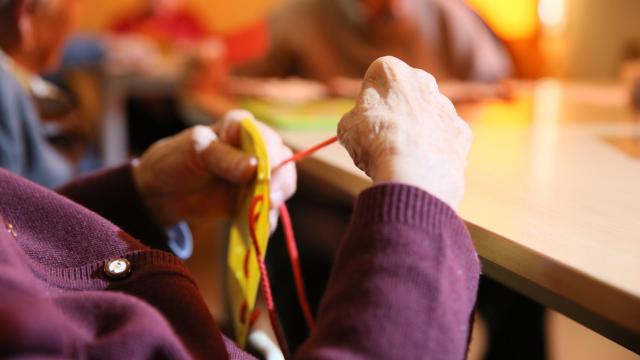 La limitación de visitas a las residencias de Castilla-La Mancha se mantendrá por el momento