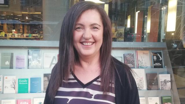 Nuria Varela junto a la librería Blanquerna de Madrid, mayo 2019.