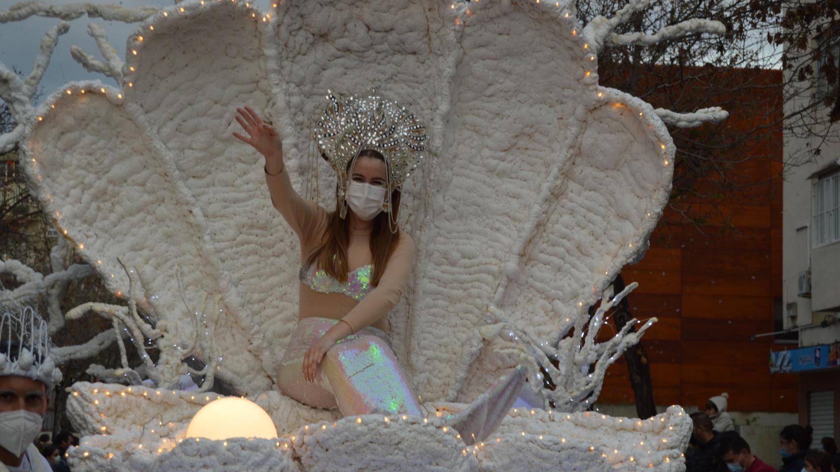 La ilusión de Cruz de Humilladero por la cabalgata de Reyes vence a la lluvia y al viento.