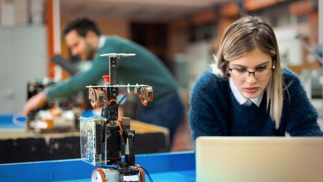 Una investigadora de ingeniería.
