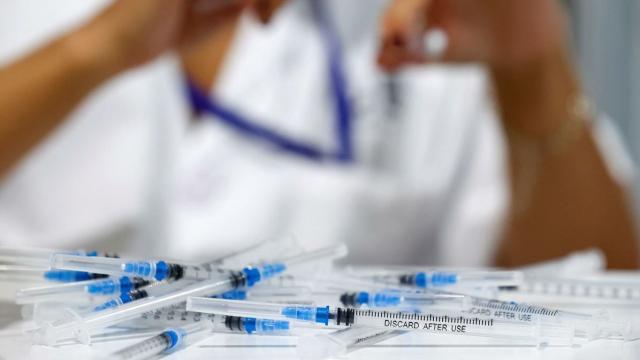 Una enfermera prepara dosis de vacunas  en el hospital Zendal.