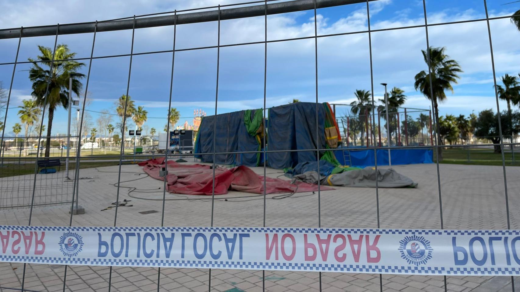 Imagen de los restos del castillo hinchable que fue arrollado por el viento.