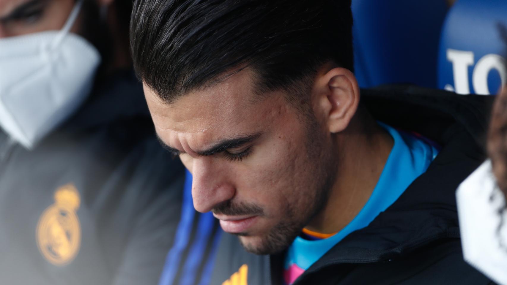 Dani Ceballos en el banquillo del Real Madrid