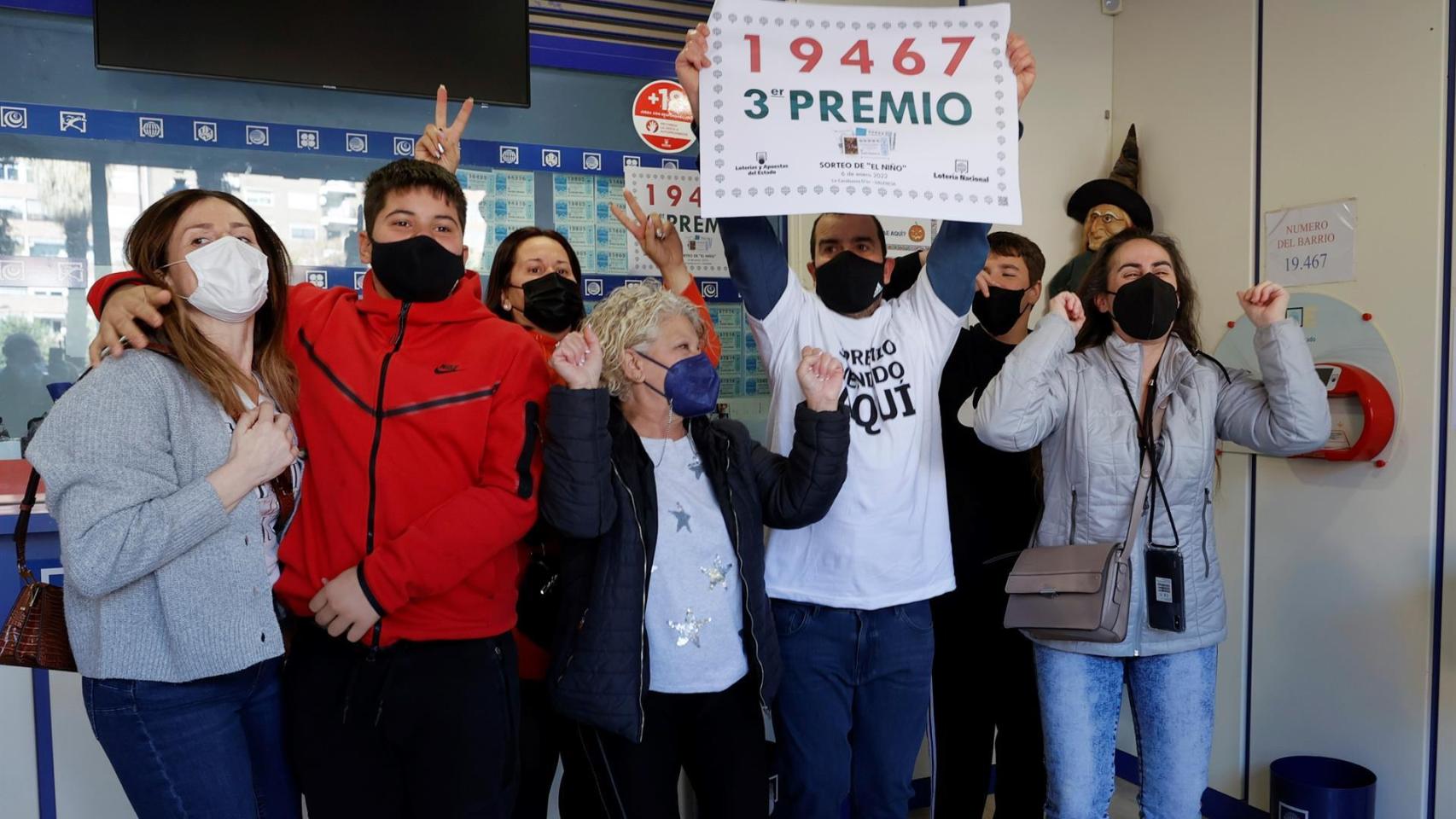 Vecinos de Valencia celebran haber ganado el tercer premio del sorteo de la Lotería del Niño.