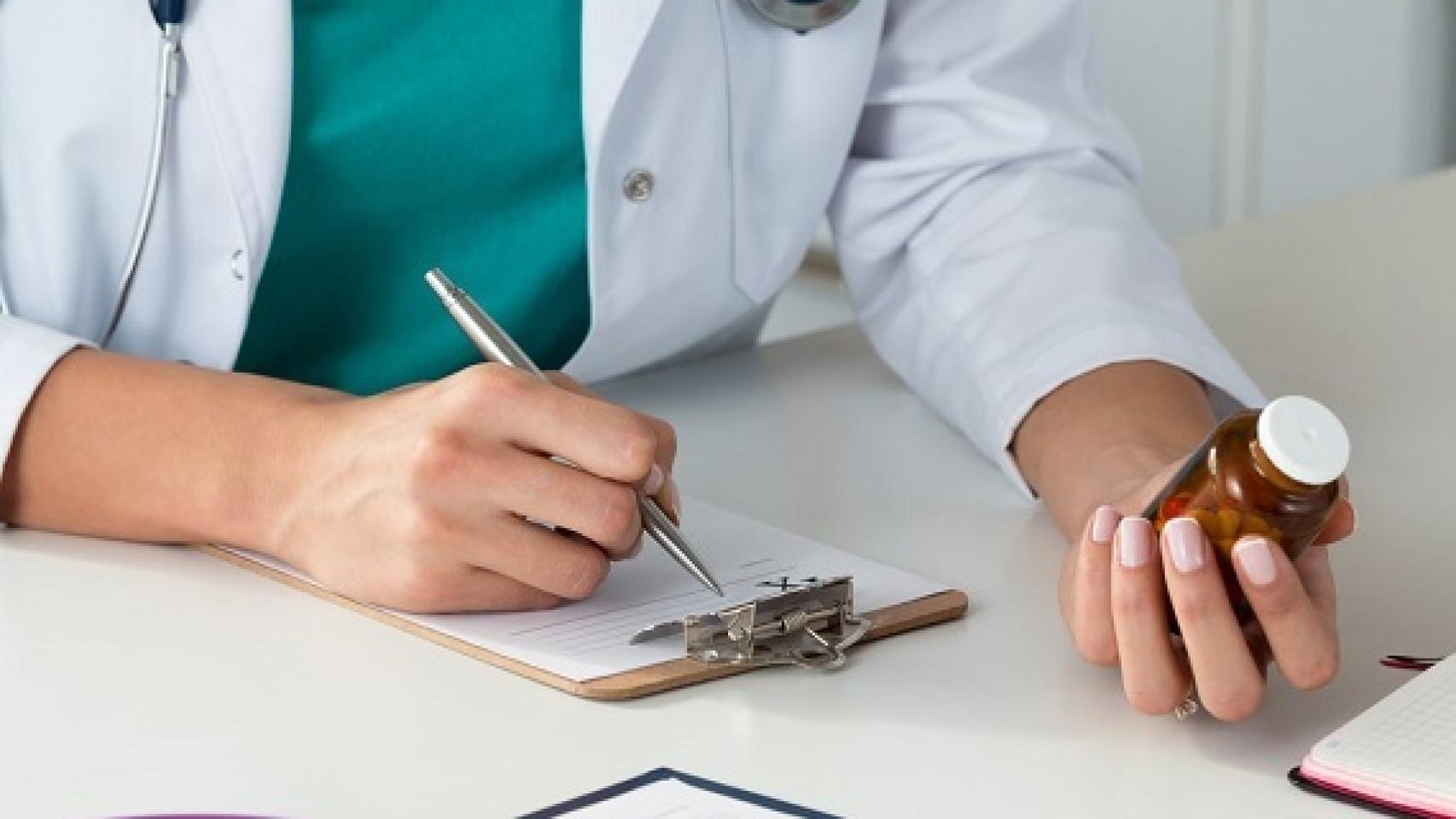 Un médico receta un tratamiento para perder peso a un paciente.