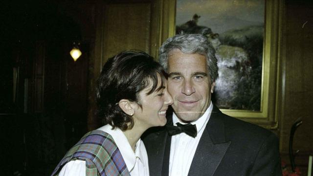 Jeffrey Epstein y su amiga Ghislaine Maxwell en una imagen compartida por la Oficina de la Fiscalía de Distrito de EE.UU.