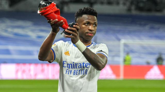 Vinicius ofrece el trofeo de mejor jugador del mes de LaLiga al Santiago Bernabéu