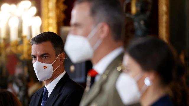 El presidente del Gobierno, Pedro Sánchez, junto a los Reyes Felipe VI y Letizia, este jueves durante la celebración de la Pascua Militar en el Palacio Real.