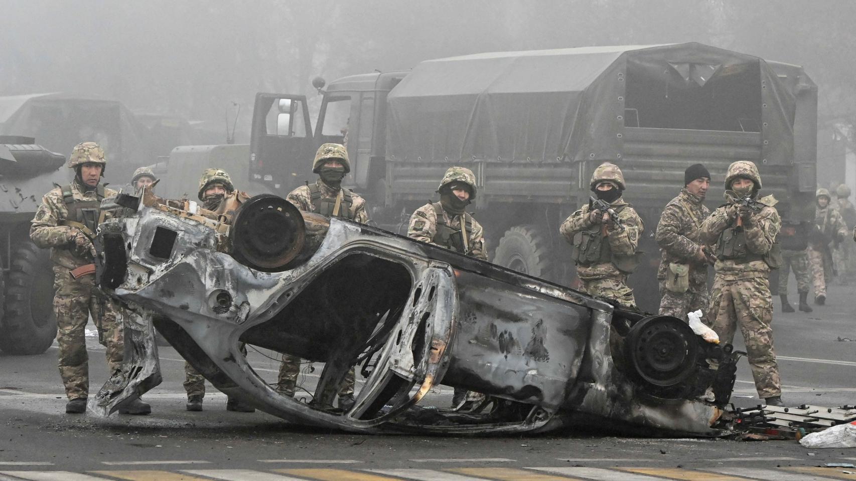 Miembros del Ejército se despliegan en Almaty, Kazajistán.