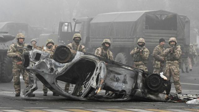 Militares protegen la plaza principal donde cientos de personas protestaban contra el gobierno en Almaty, Kazajistán.