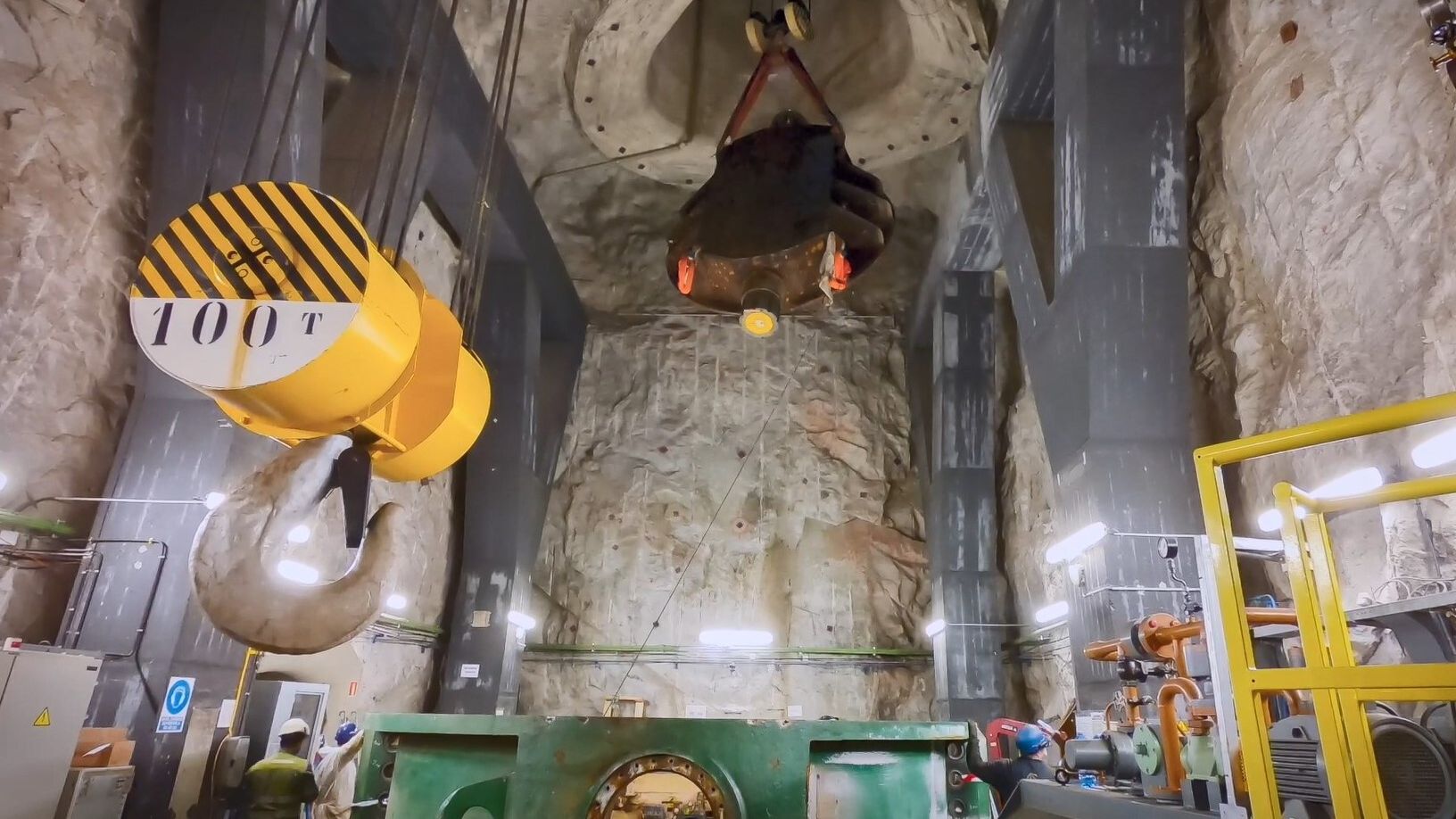 Trabajos de desmontaje de una de las válvulas de la central hidroeléctrica de Villarino de los Aires