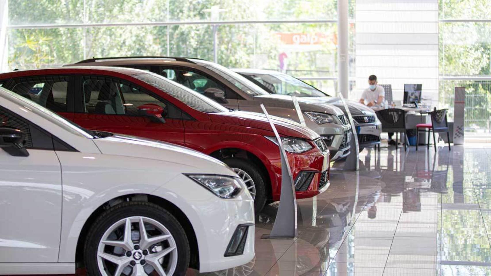 El puesto de comercial en un concesionario de coches es uno de los puestos ofrecidos por el SEPE.