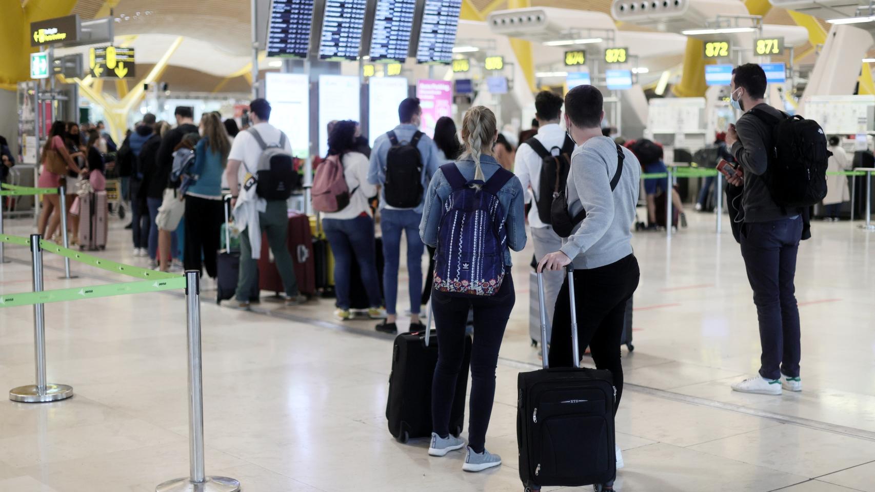 Turistas en la T4 de Barajas.