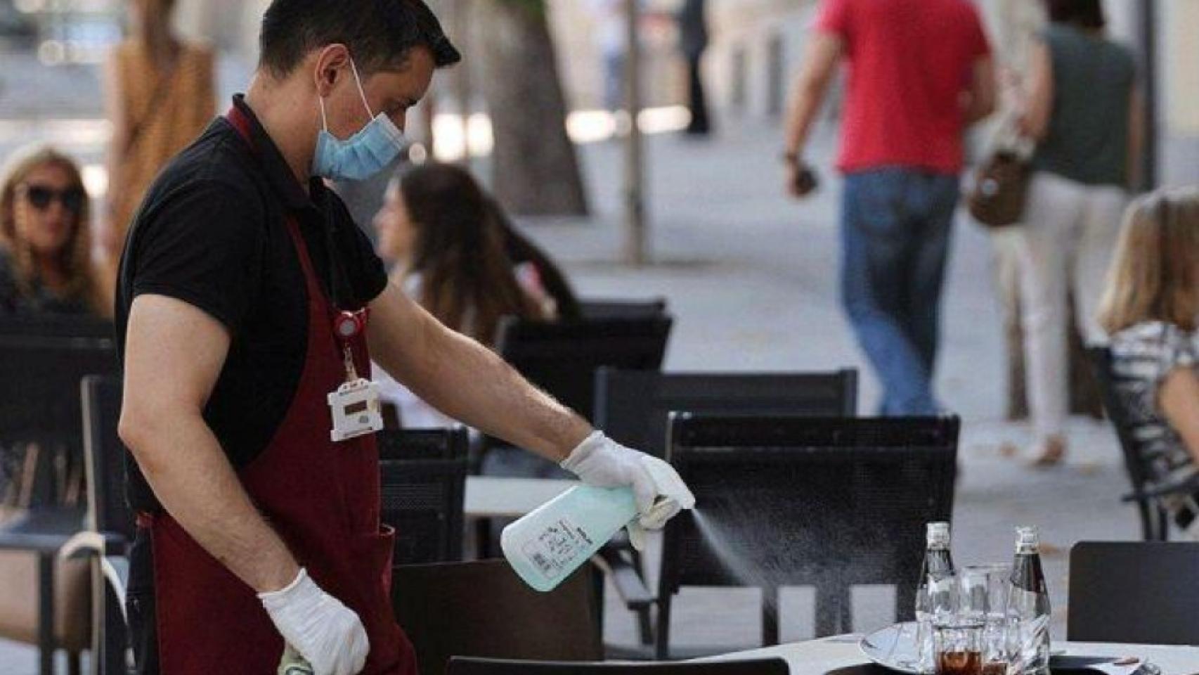 La CEV pide reducir más los días de cuarentena por Covid y el alta automática para quienes la pasen.