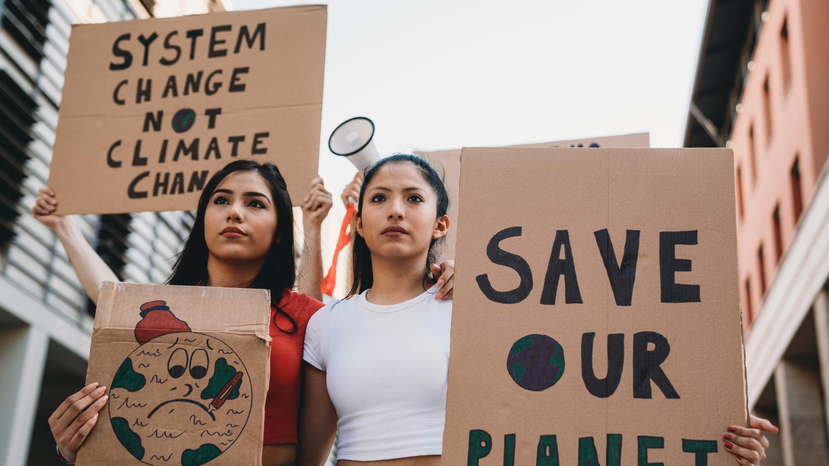 Grupo de personas que participan en una protesta contra el calentamiento global.