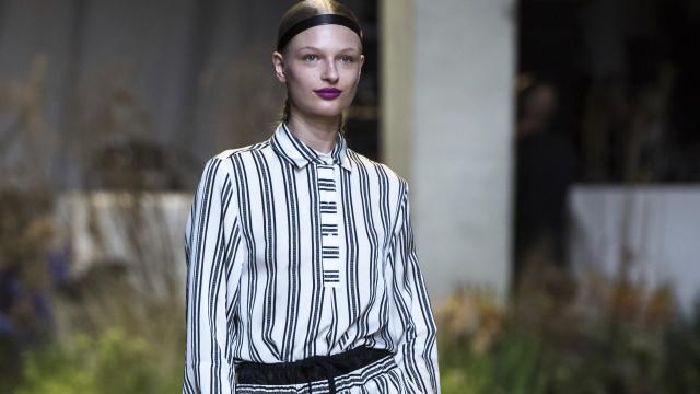 Una modelo durante un desfile de H&M.