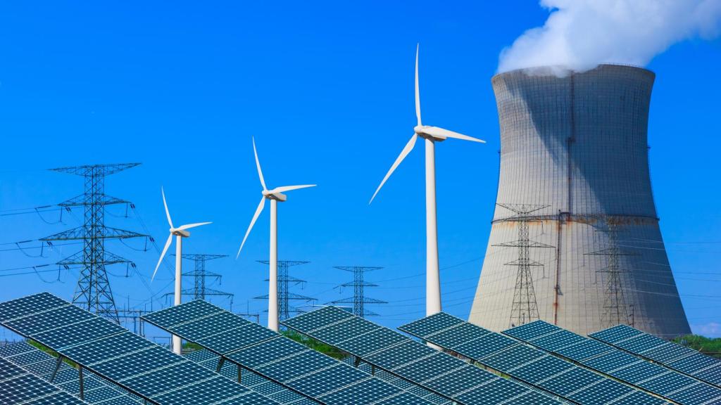 Vista de un parque eólico, solar y una central nuclear