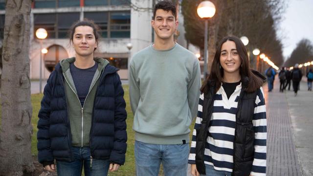 De izquierda a derecha, los navarros Sergio Urrutia, Rubén Garayoa y Beatriz Dallo, ganadores del premio otorgado por Aerospace Valley.