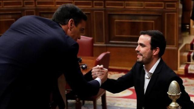 Pedro Sánchez (i) y Alberto Garzón (d) en el Congreso, en una imagen de archivo.