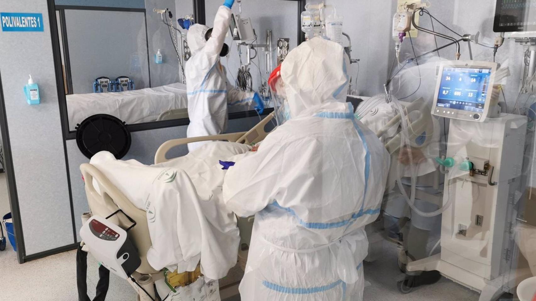 Dos sanitarios atienden a un paciente con la Covid.