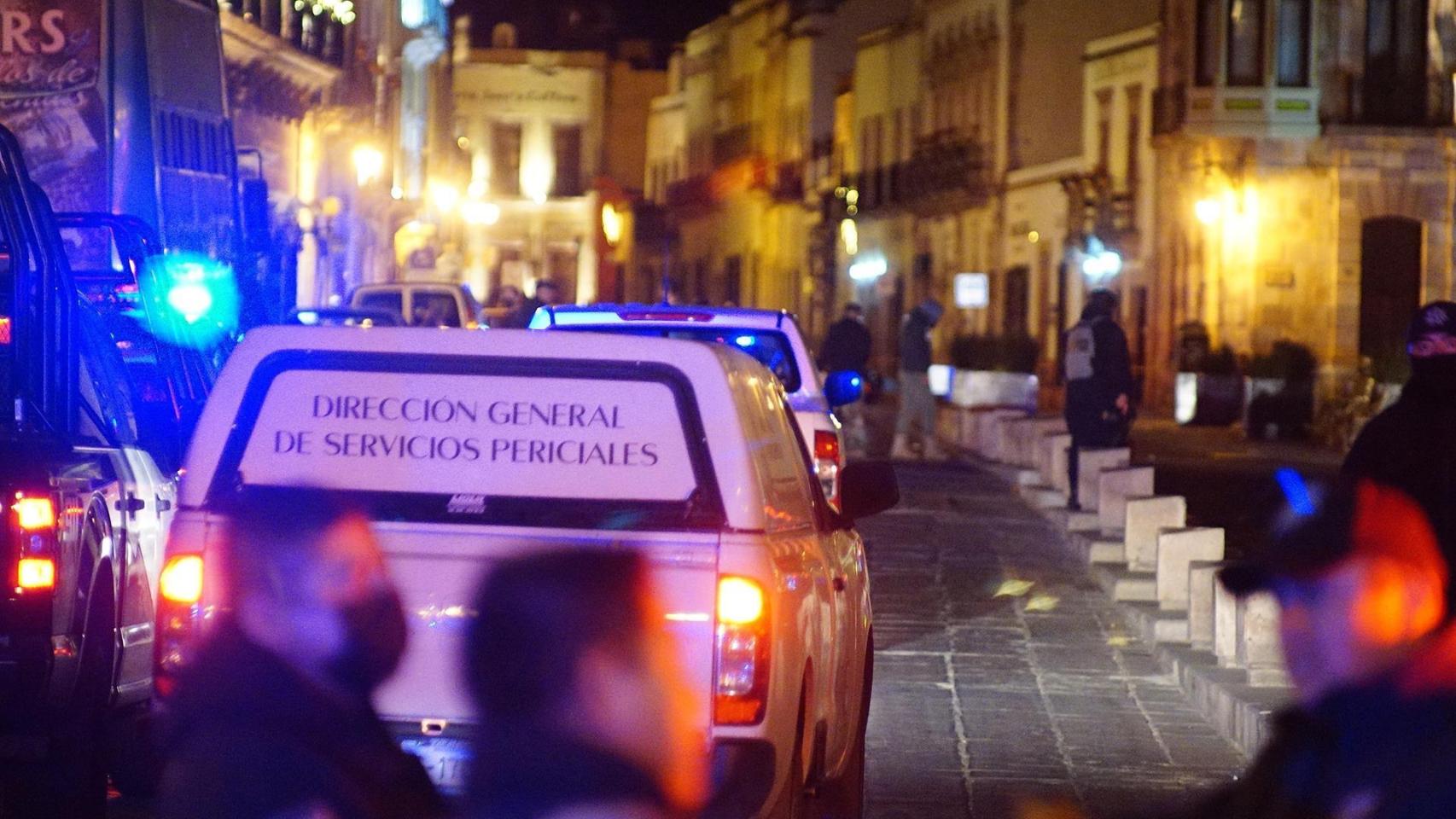 La policía en el lugar donde se ha abandonado la camioneta.
