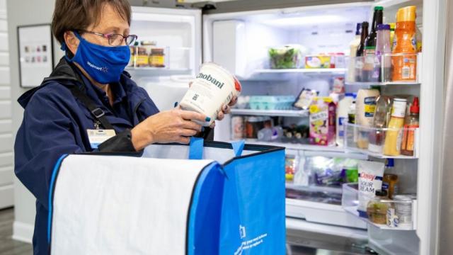 Trabajadora de Walmart llenando la nevera