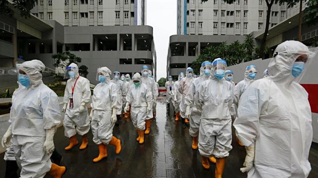 Sanitarios preparados para el tratamiento de pacientes de Covid en Jakarta, Indonesia.