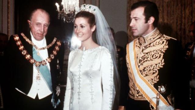 Boda de Alfonso de Borbón y Carmen Martínez Bordiú, que posan con Don Jaime de Borbón, padre del novio.