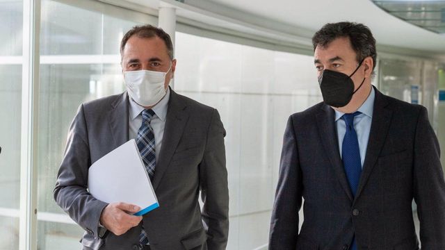 El conselleiro de Cultura, Educación e Universidade, Román Rodríguez, y el conselleiro de Sanidade, Julio García Comesaña.