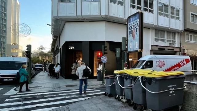Largas colas en el Zara de la calle Compostela que dan la vuelta a la esquina.